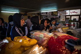 در بین راه ملوانی‌ها در حال خرید سوغاتی هستند. 